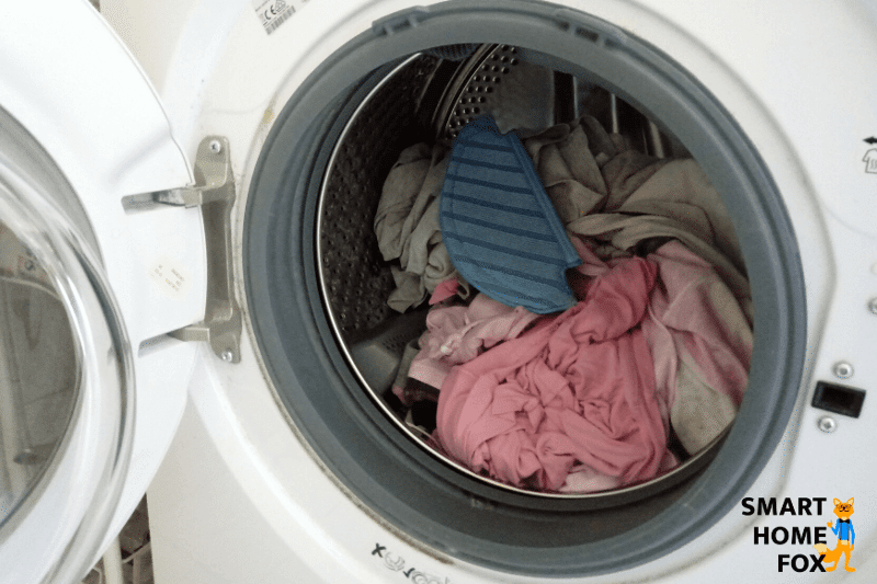 Dreckiger Wischmopp ist nach erfolgter Reinigung in der Nahaufnahme zu sehen